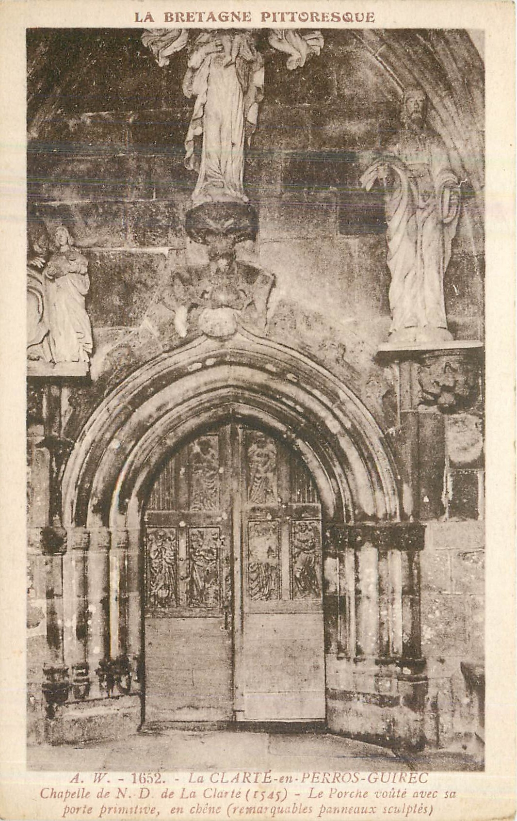 Chapelle de N.D. de La Clarté - Le Porche voûté avec sa porte primitive en chêne (remarquables panneaux sculptés) — A.W. - 1652 - La Clarté-en-Perros-Guirec