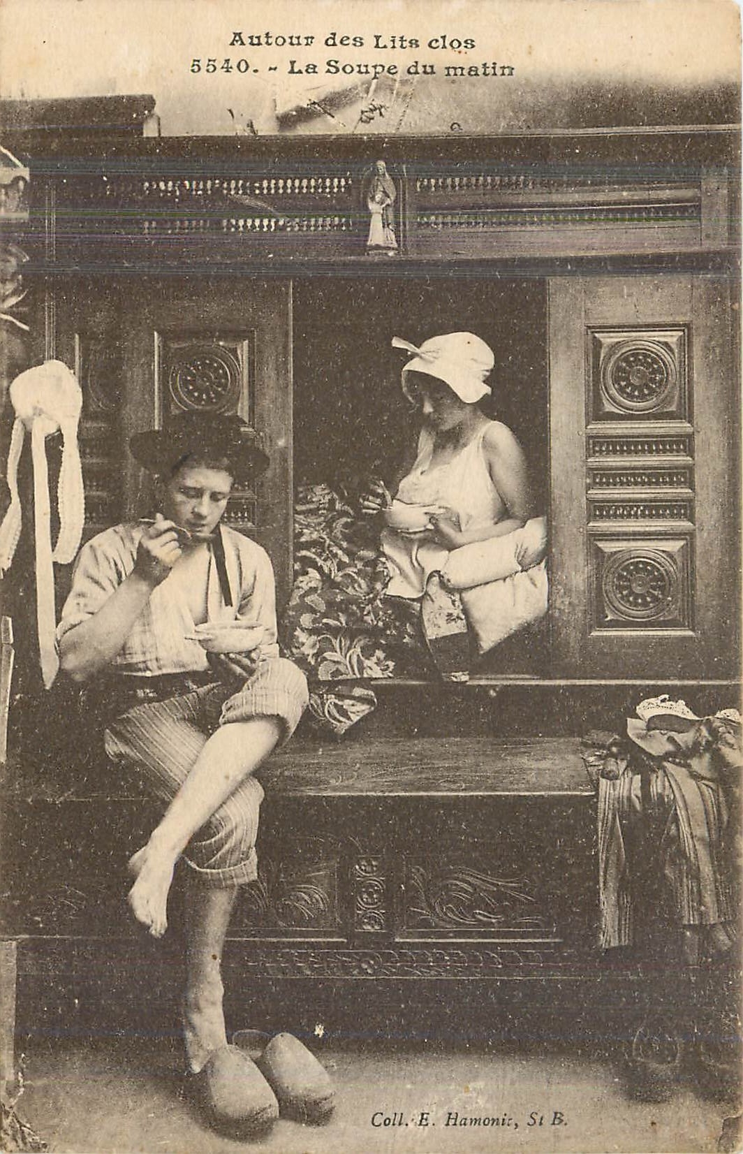 CPA Autour des Lits clos La Soupe du matin Folklore