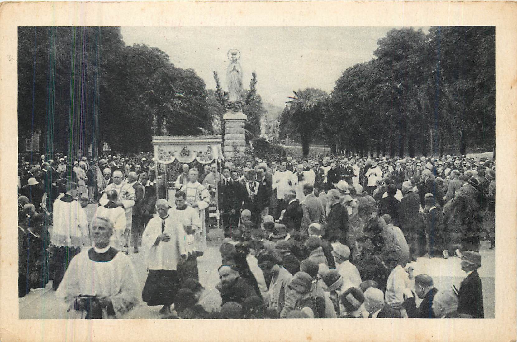 CPA Lourdes Procession du Tres Saint Sacrement sur l'Esplanade 