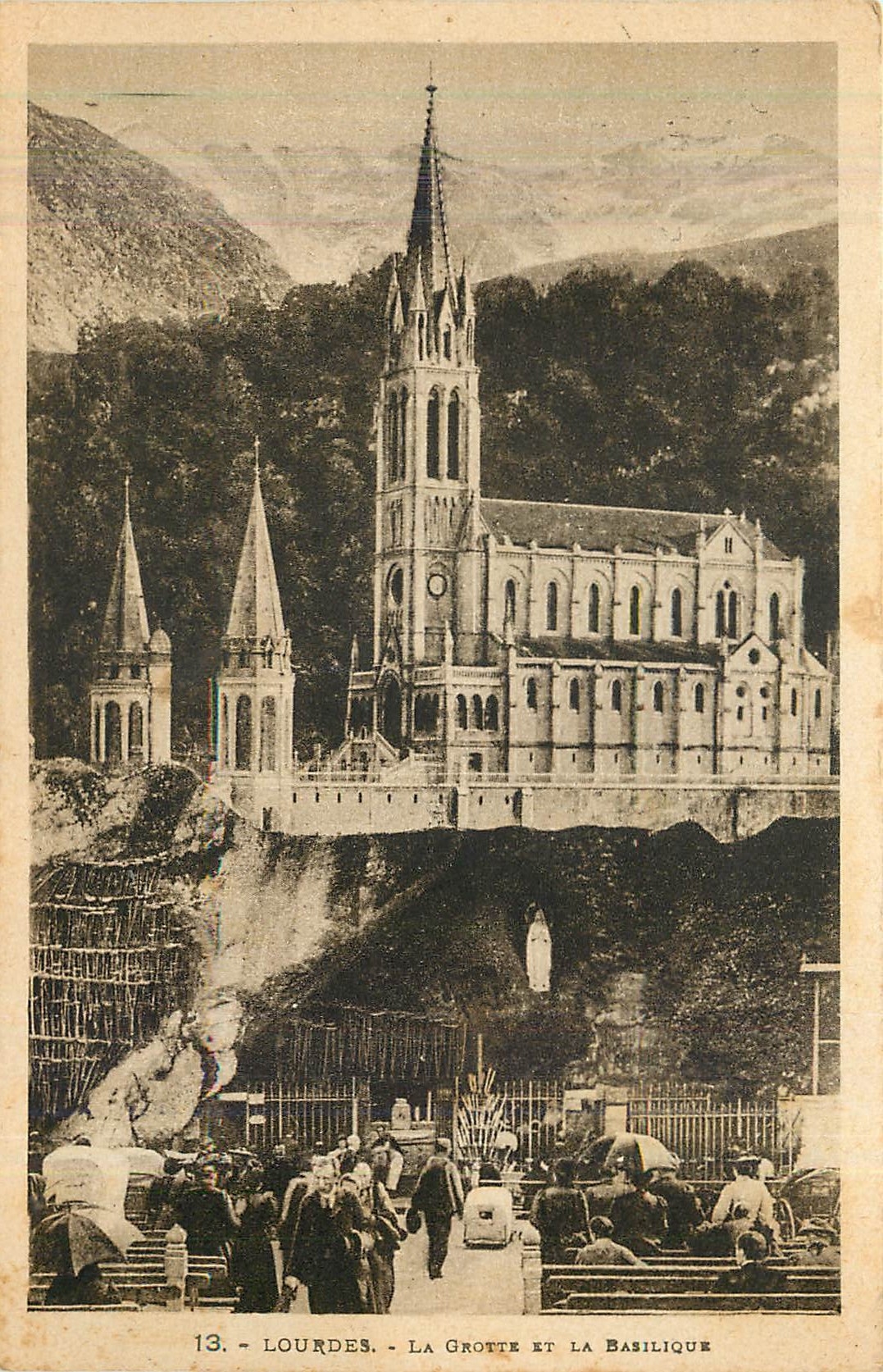 CPA Lourdes La Grotte et la Basilique 
