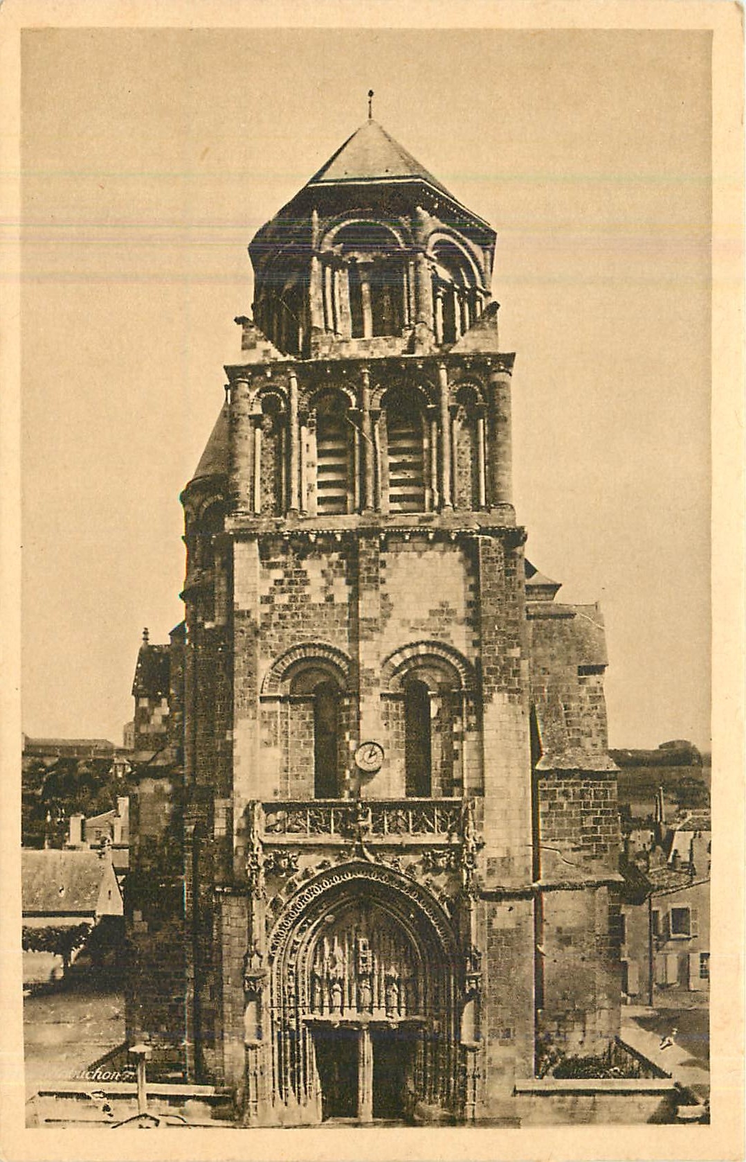 Poitiers (Vienne) — L'Église Sainte-Radegonde. Le clocher XIe siècle et son entrée ouest du XVe siècle sur le Parvis.