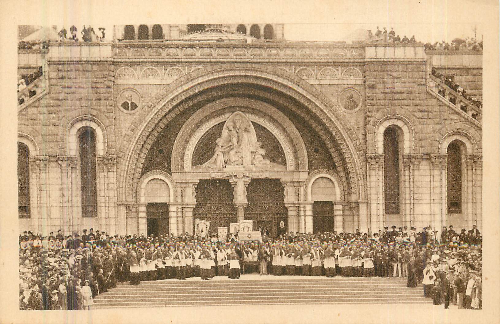 CPA Lourdes Entree du Rosaire Benediction du Tres St Sacrement 