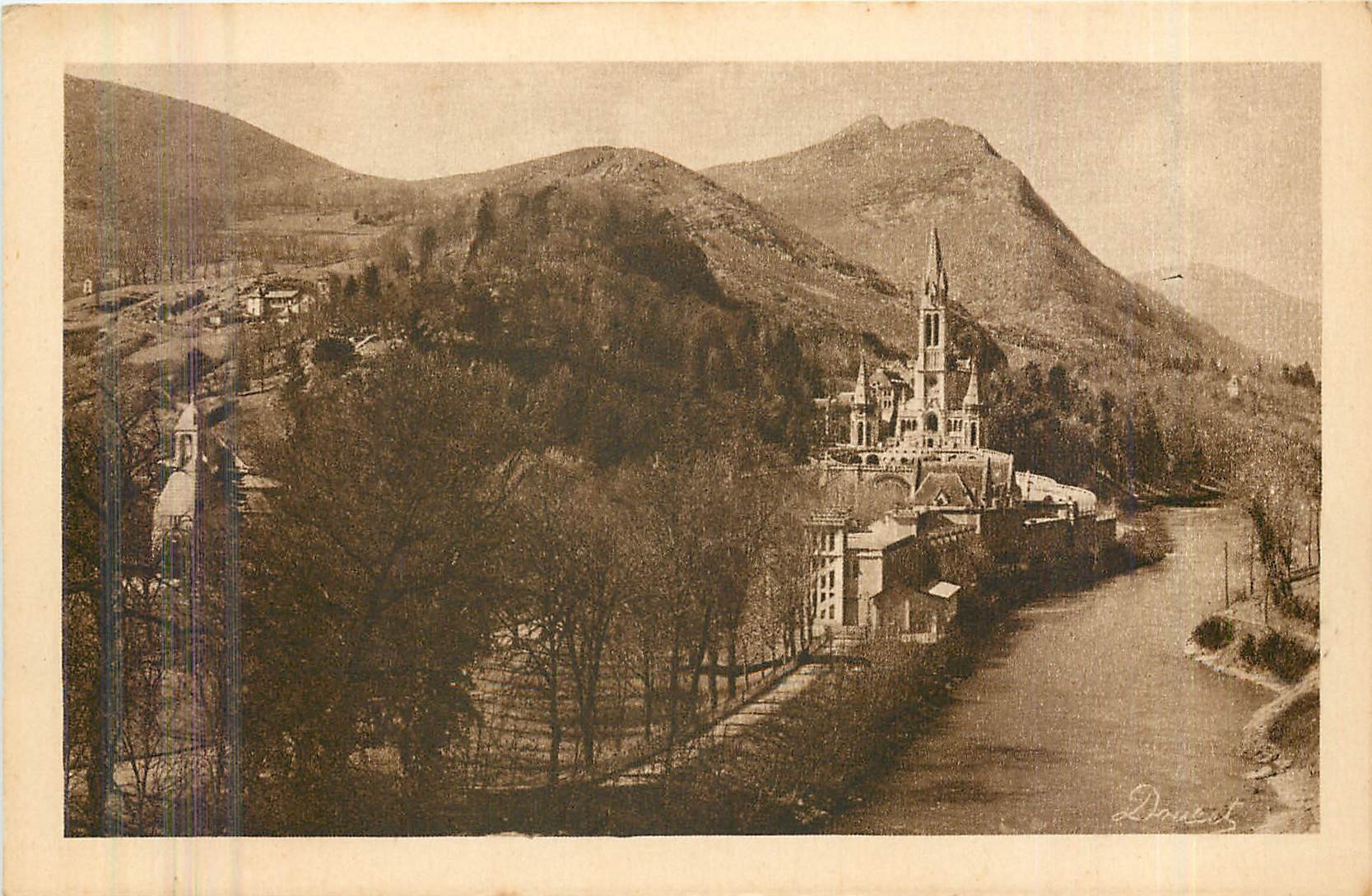 CPA Lourdes La Basilique et le Monument Interallie PD 