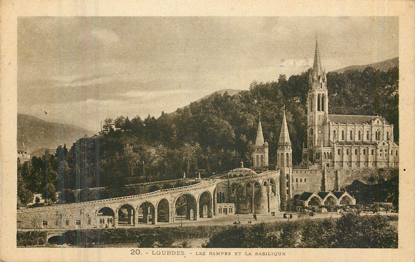 CPA Lourdes Les Rampes et la Basilique 