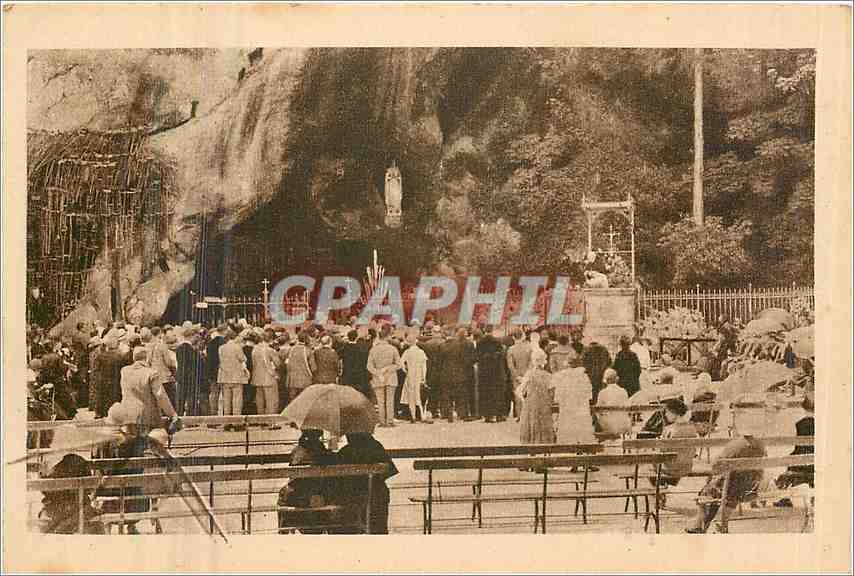 CPA Lourdes Groupe de Pelerins devant la Grotte Miraculeuse PD 