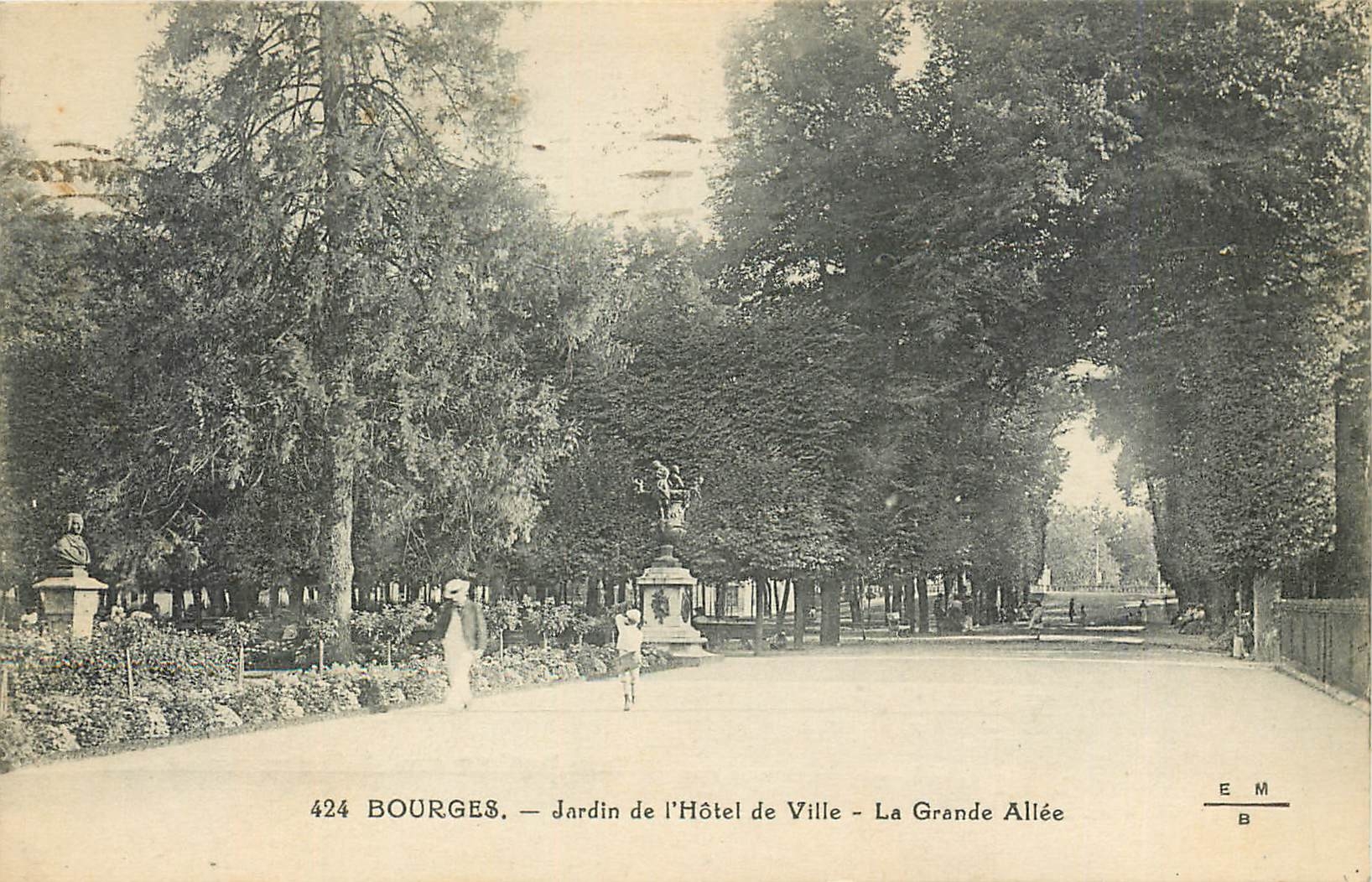 CPA Bourges Jardin de l'Hotel de Ville La Grande Allee 