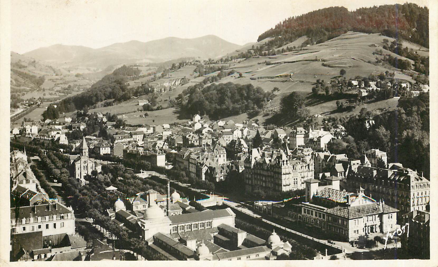 CPM La Bourboule P de D Vue generale et les Monts Dore 