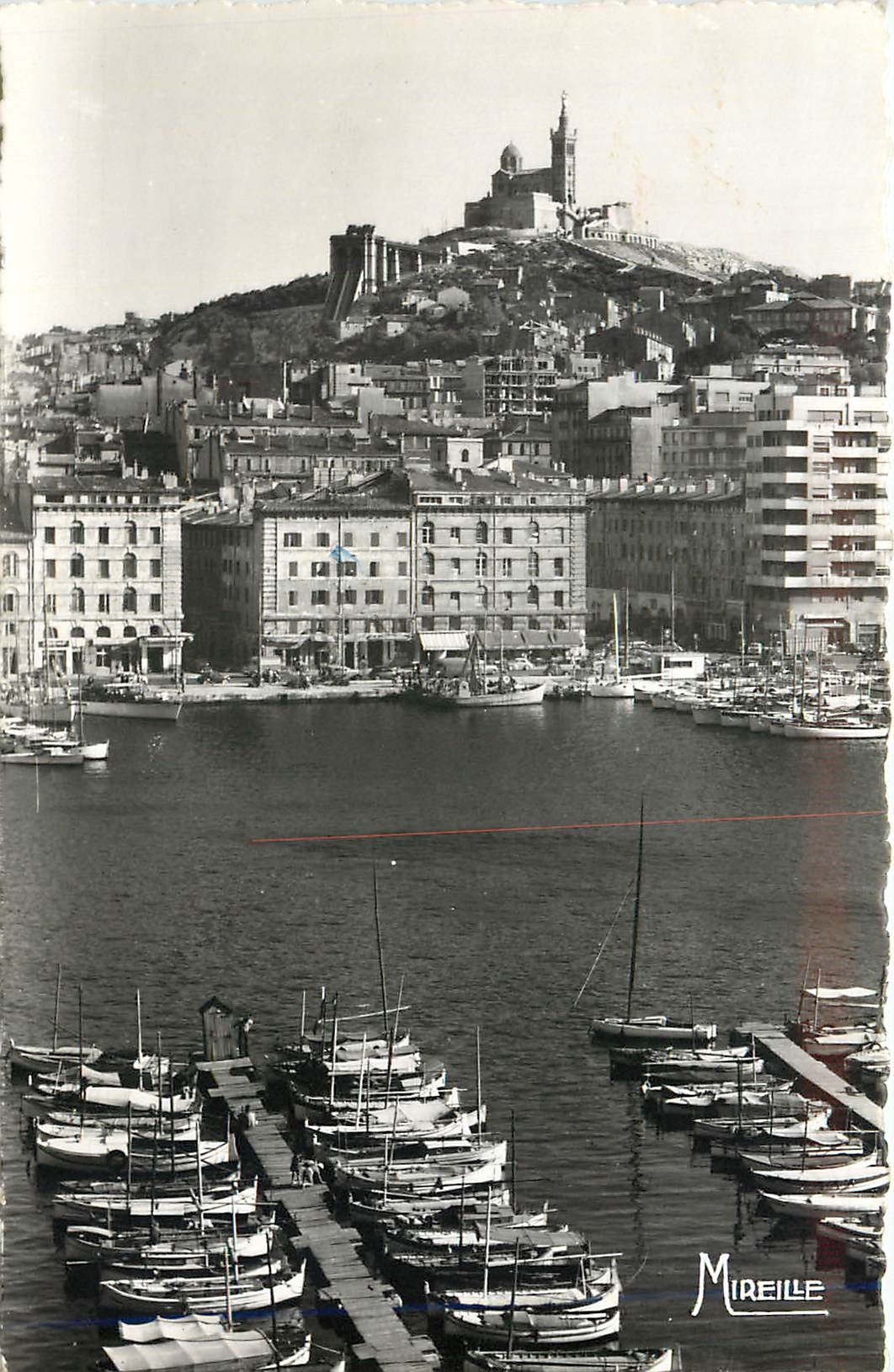 CPM Marseille B du R Un coin du vieux Port et Notre Dame de la Garde Bateaux
