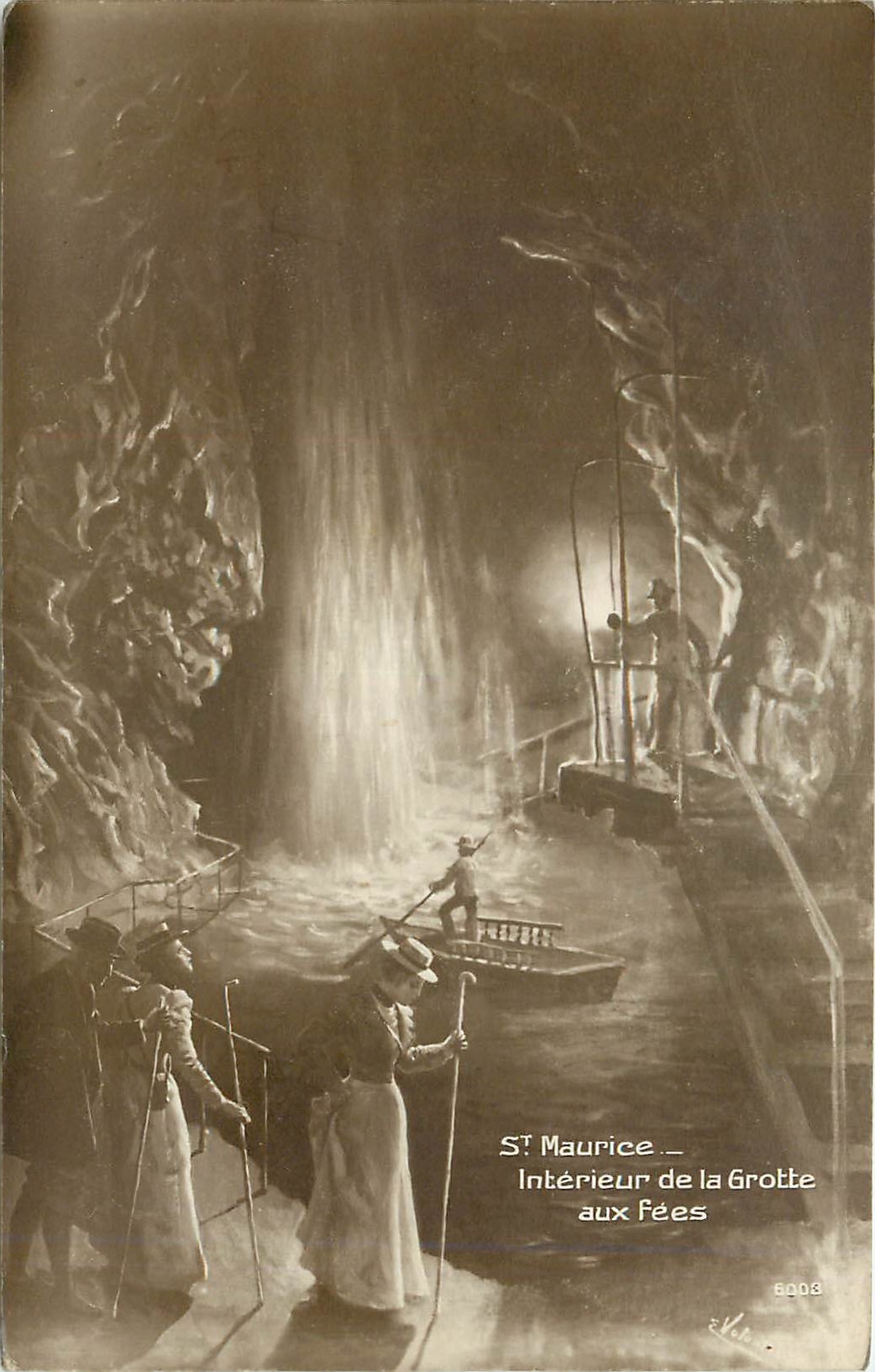 CPA St Maurice Interieur de la Grotte aux Fees 