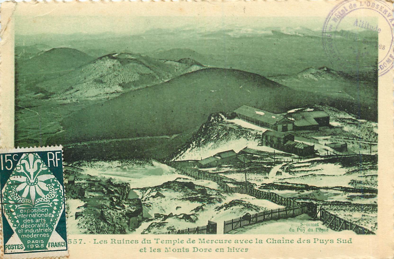 CPA Les Ruines du Temple de Mercure avec la Chaine des Puys Sud et les Mons Dore en hiver 