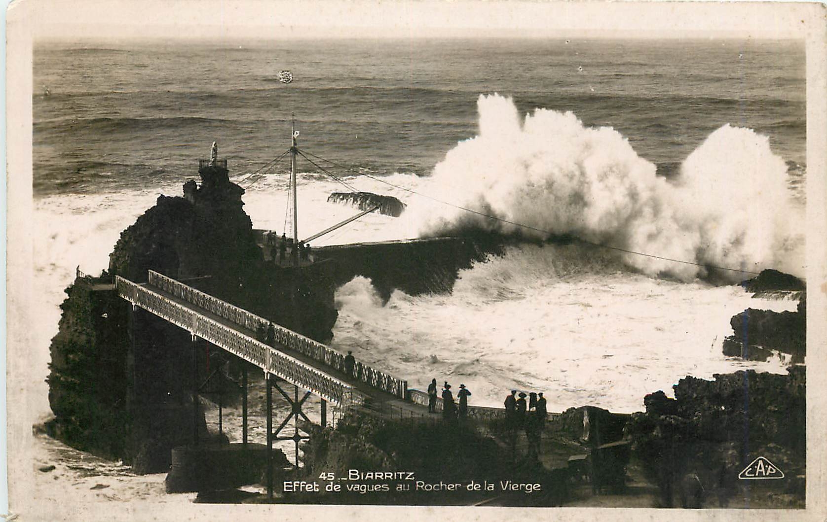 CPA Biarritz Effet de vagues au Rocher de la Vierge 