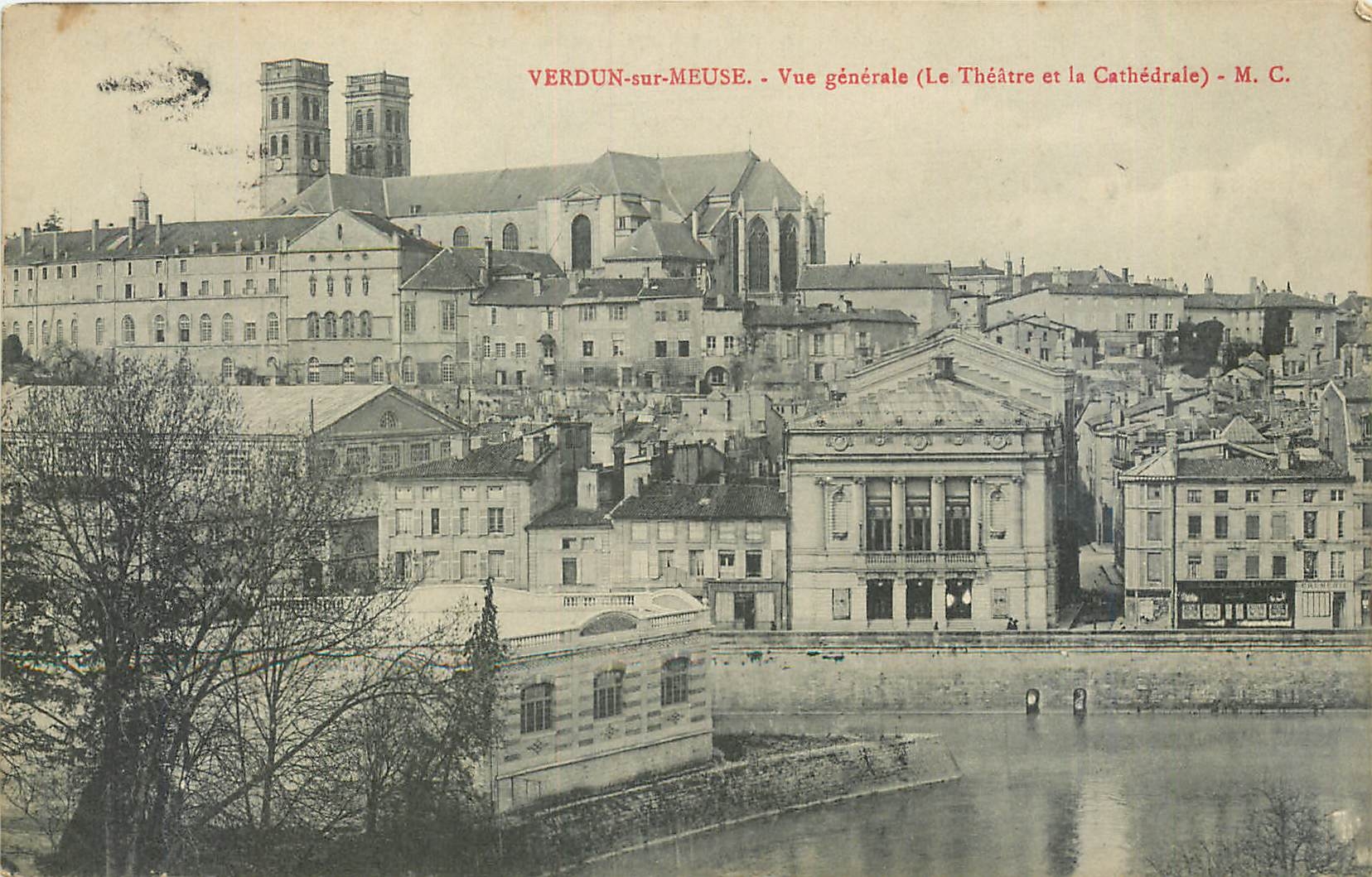CPA Verdun sur Meuse Vue generale Le Theatre et la Cathedrale 