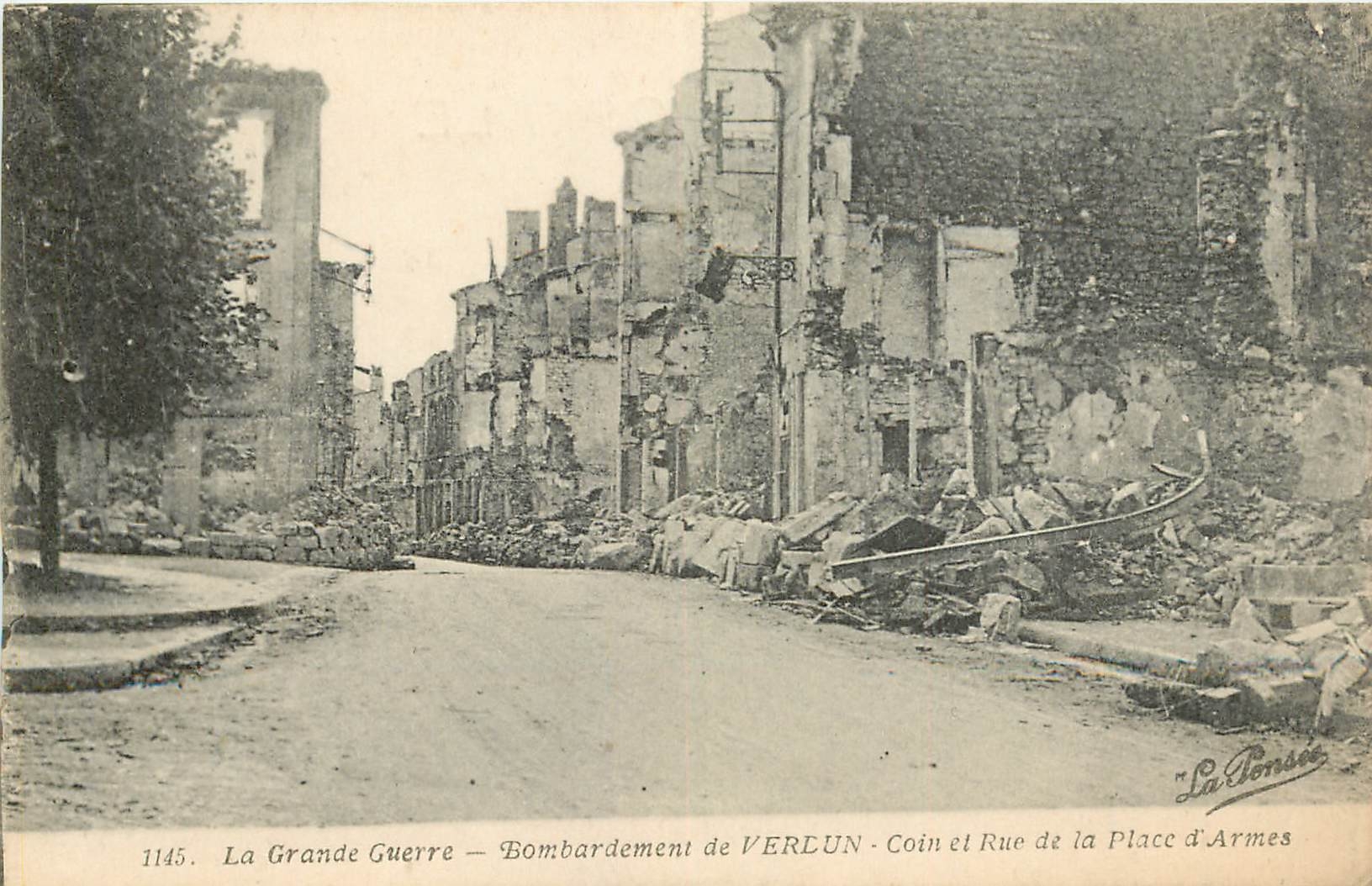 CPA La Grande Guerre Bombardement de Verdun Coin et Rue de la Place d'Armes Militaria