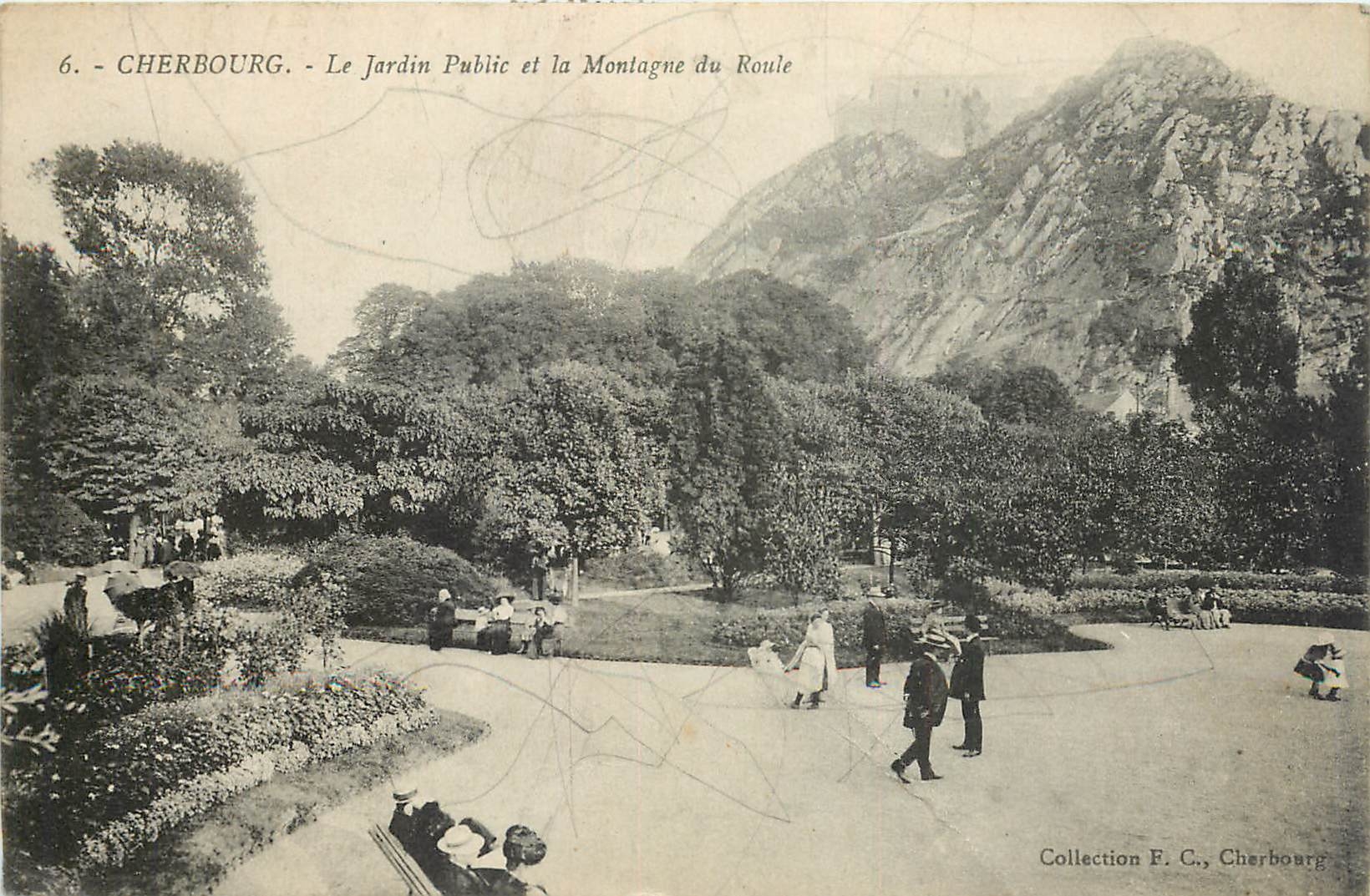 CPA Cherbourg Le Jardin Public et la Montagne du Route 