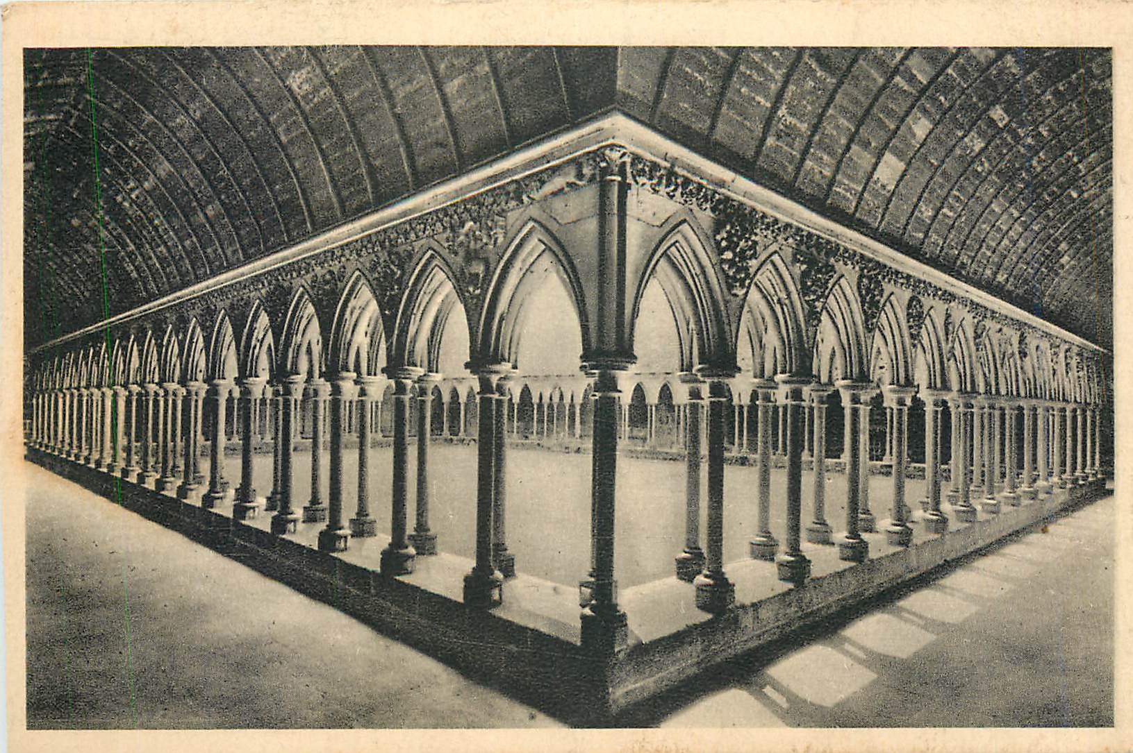Abbaye du Mont-Saint-Michel — Cour intérieure à arcades — Éditeur : Serv. Commercial Monuments Historiques