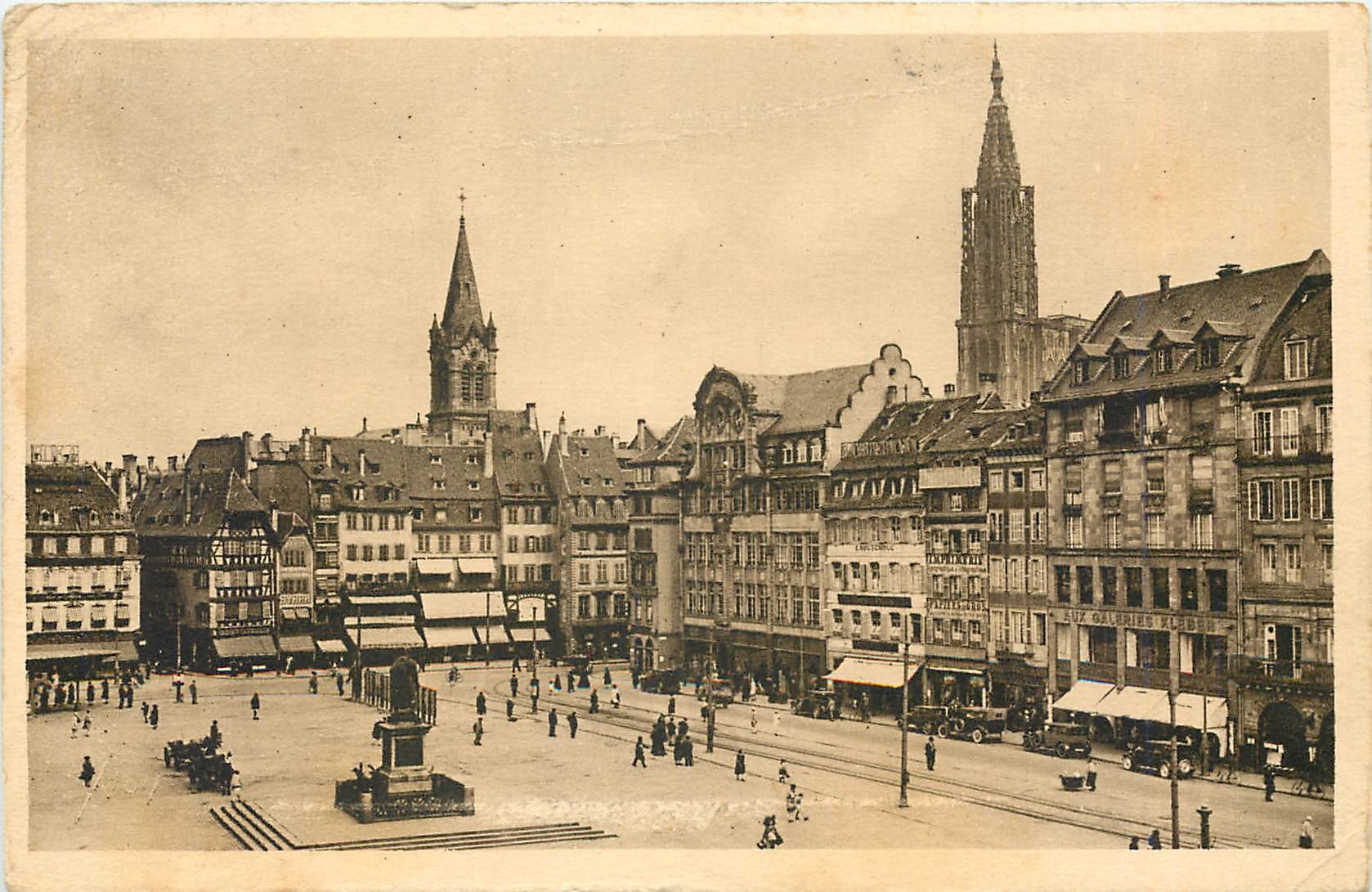 CPA Strasbourg Bas Rhin La Place Kleber et a droite la Cathedrale 