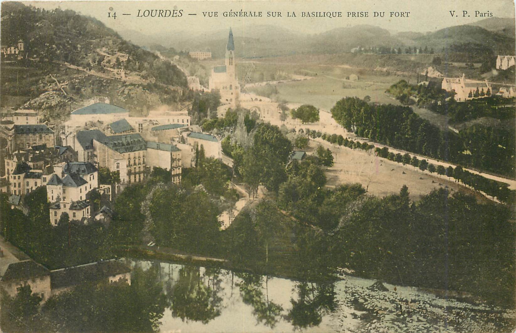 CPA Lourdes Vue generale sur La Basilique prise du Port 