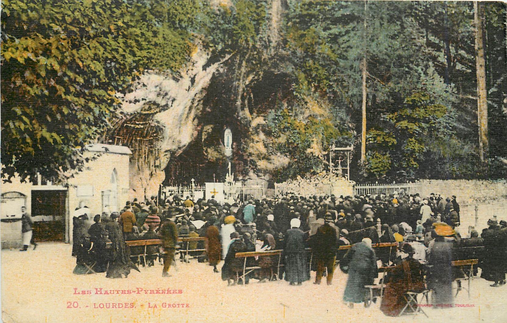 CPA Les Hautes Pyrenees Lourdes La Grotte 