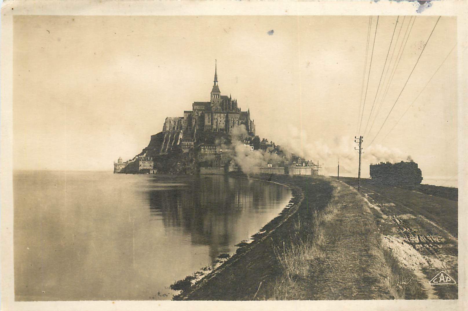 Mont-Saint-Michel — vue prise de la Digue par grande marée — Éditions Diderot-France