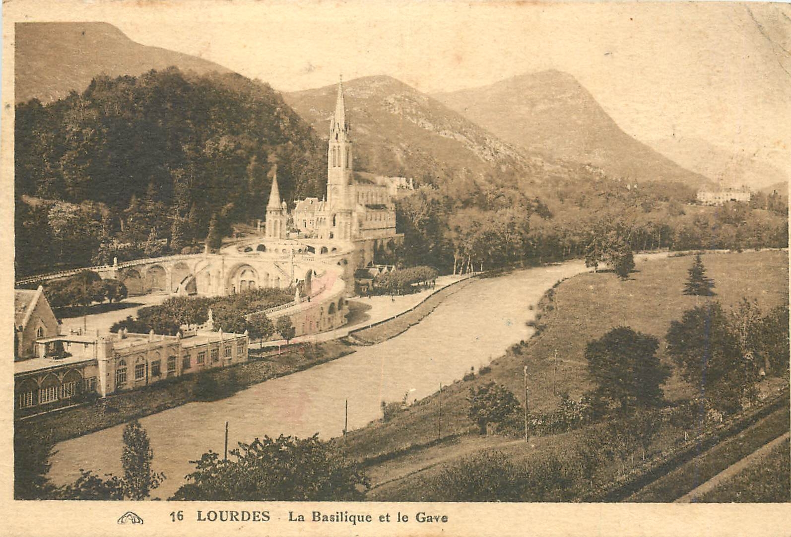 CPA Lourdes La Basilique et le Gave 