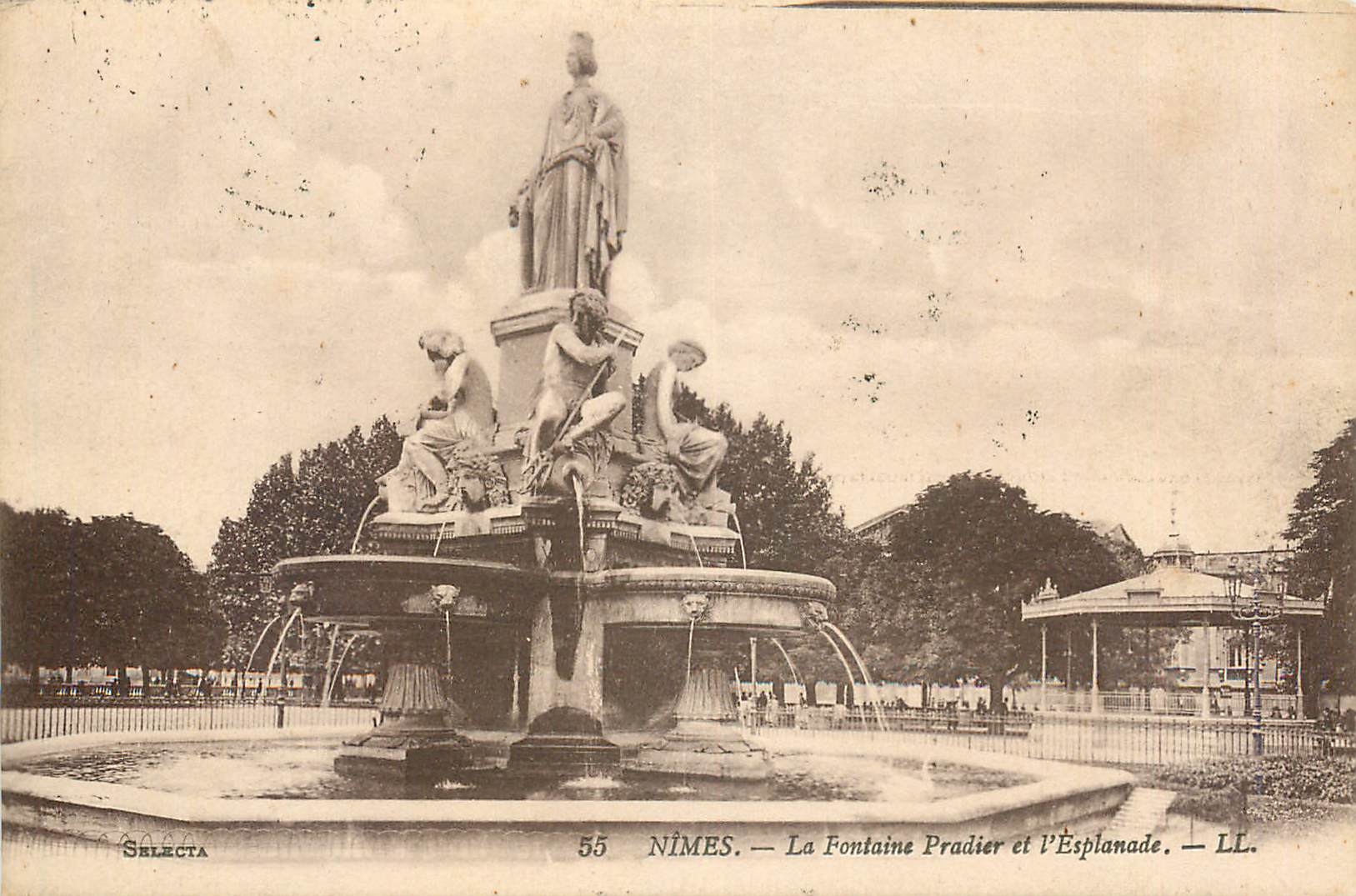 CPA Nimes La Fontaine Pradier et l'Esplanade 
