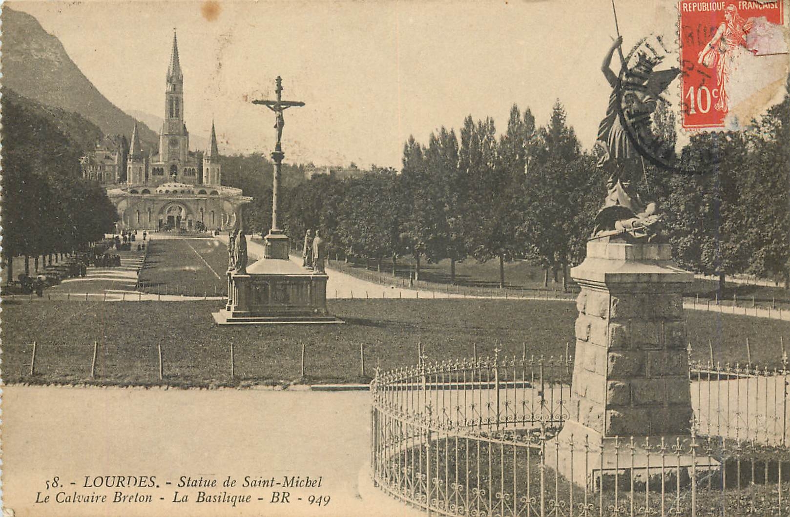 CPA Lourdes Statue de Saint Michel Le Calvaire Breton La Basilique 