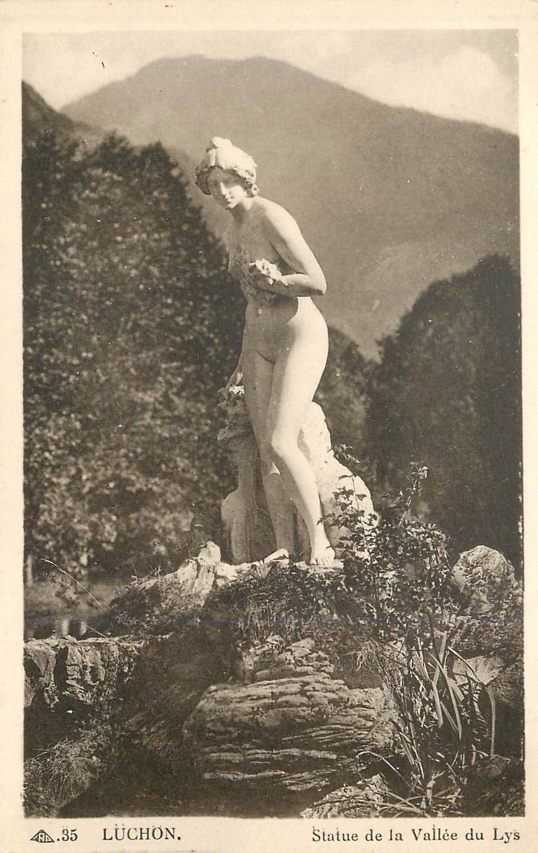 CPA Luchon Statue de la Vallee du Lys 