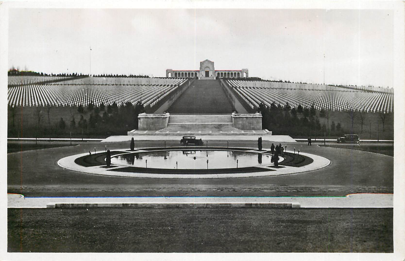 CPA Romagne sous Montfaucon Le grand Cimitiere americain de Meuse Argonne Au fond la Chapelle 