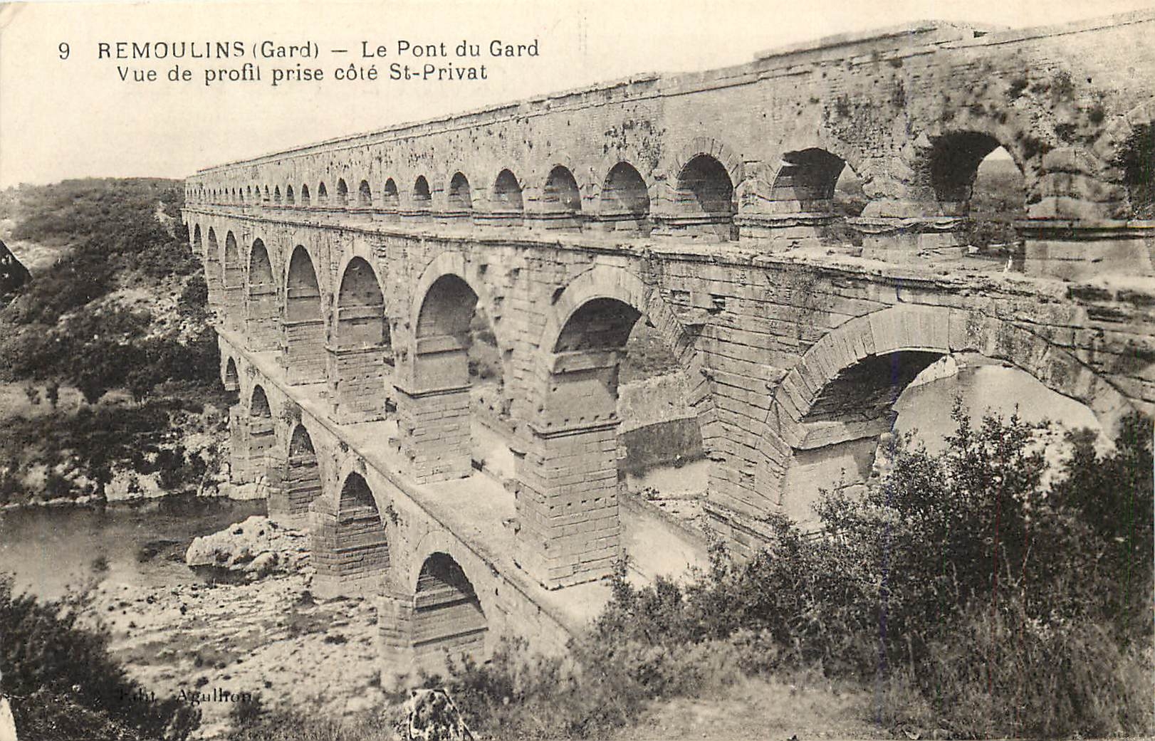 CPA Remoulins Gard Le Pont du Gard Vue de profil prise cote St Privat 