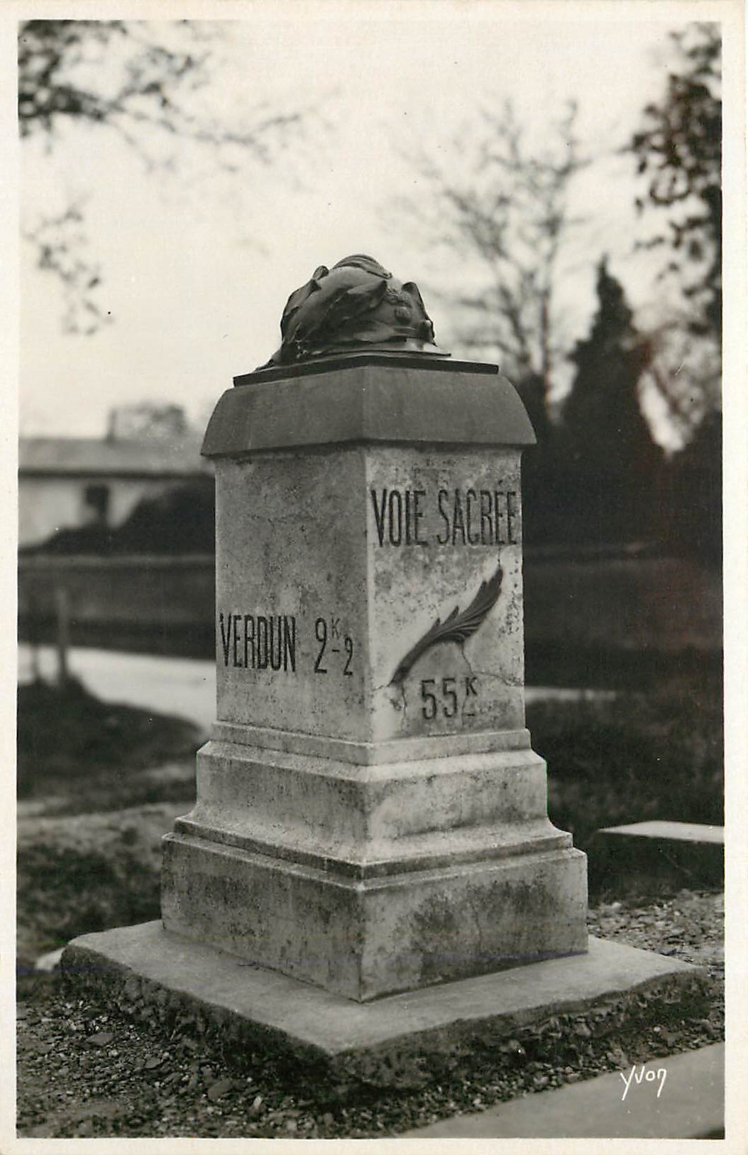 CPA Verdun Meuse Borne de la Voie Sacree Militaria