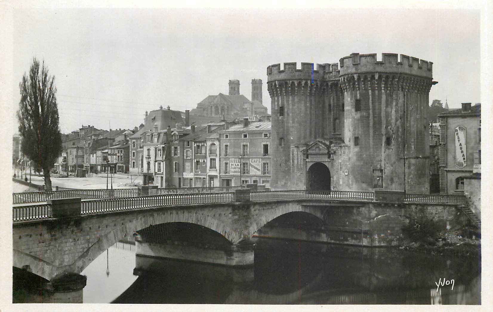 Verdun — Pont et porte Chaussée, au fond la cathédrale — Les Éditions d'Art, 5, rue Martel, Paris