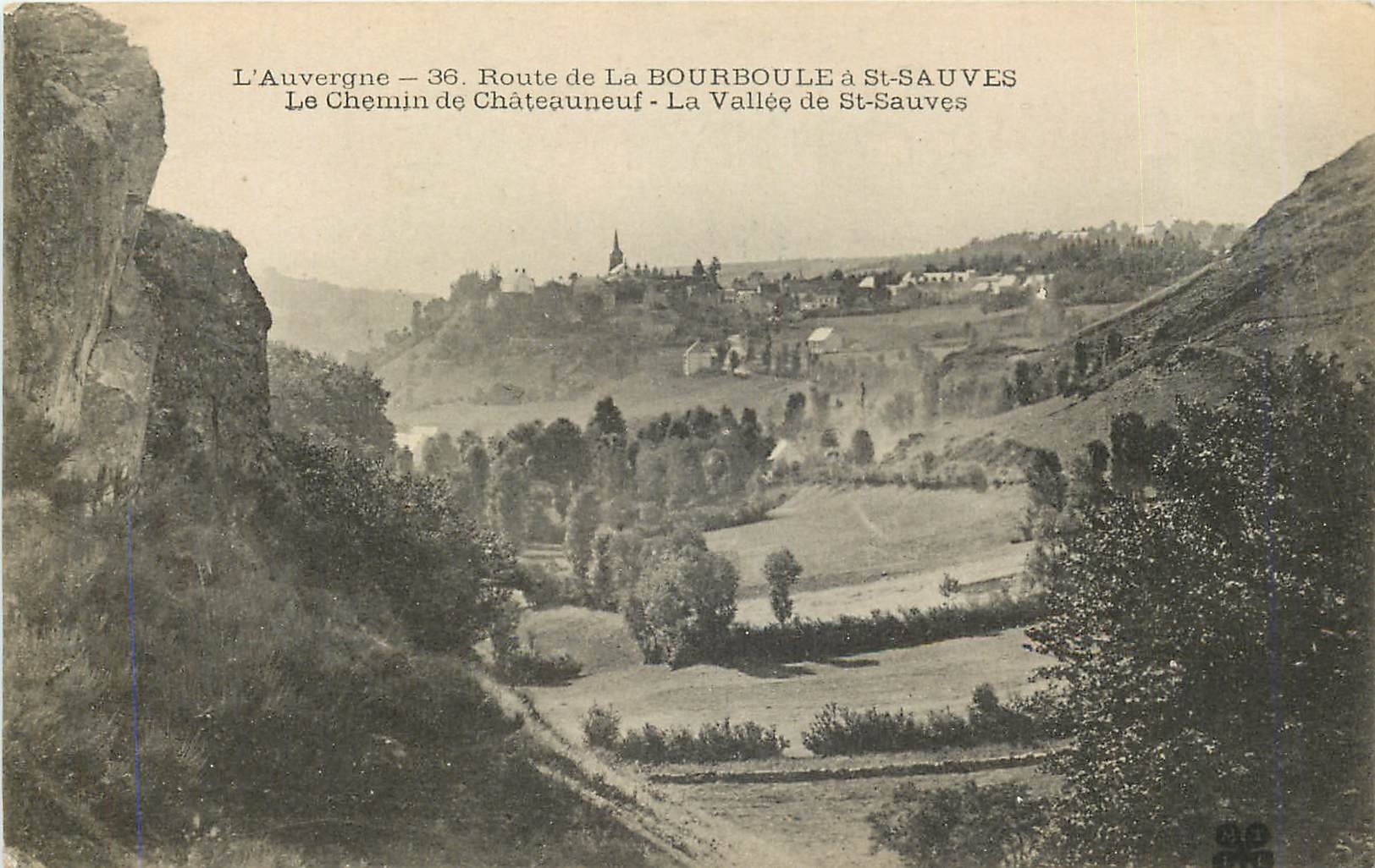 CPA L'Auvergne Route de la Bourboule a St Sauves Le Chemin de Chateauneuf La Vallee de St Sauves 