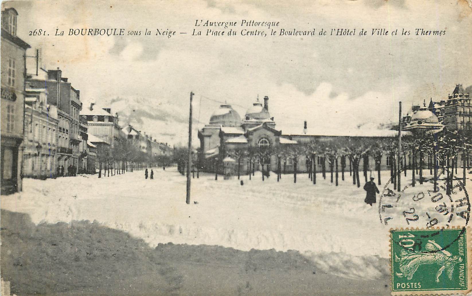 CPA La Bourboule sous la neige La Place du Centre le Boulevard de l'Hotel de Ville et les Thermes 