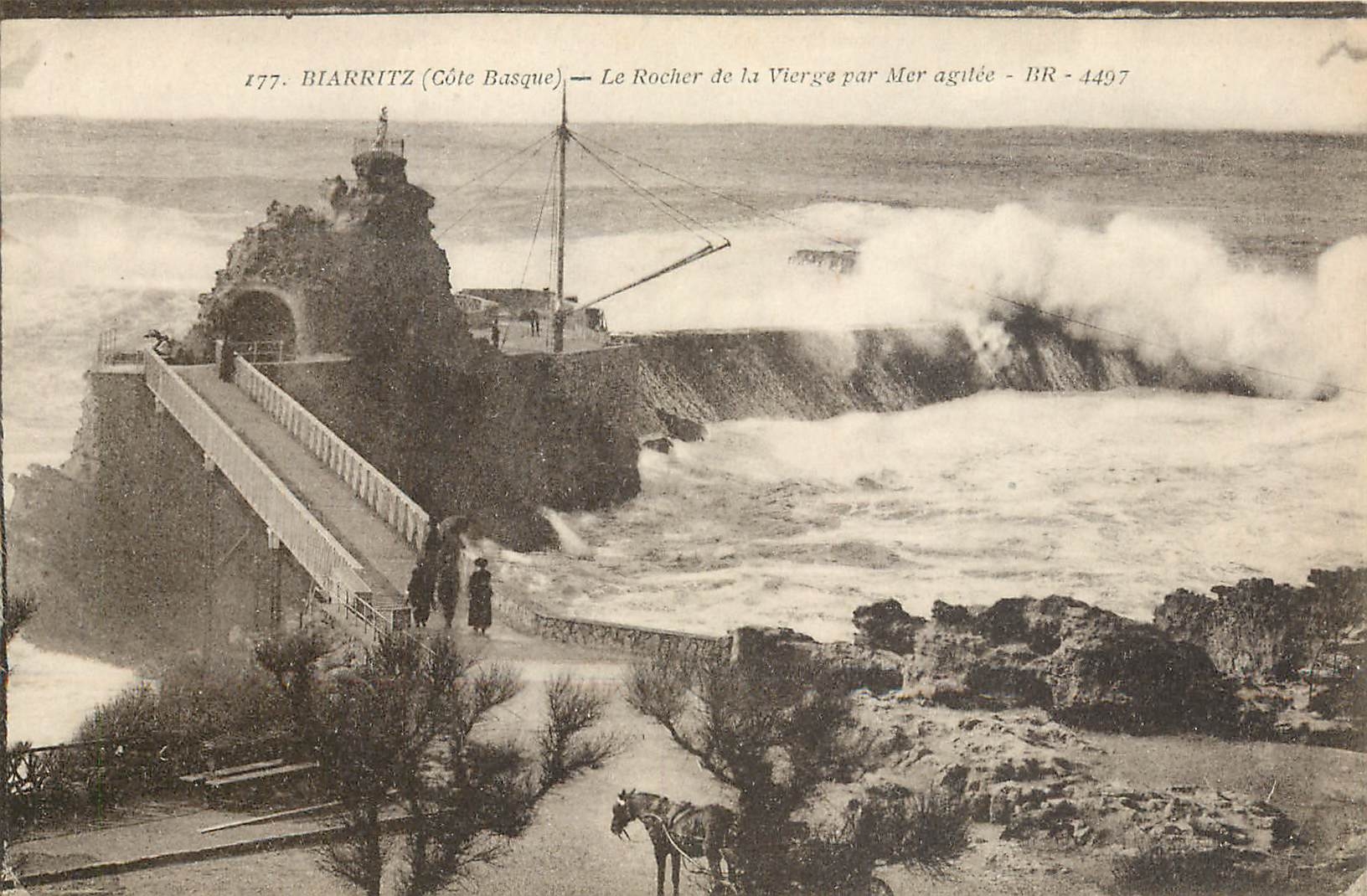 CPA Biarritz Cote Basque Le Rocher de la Vierge par Mer agilee 