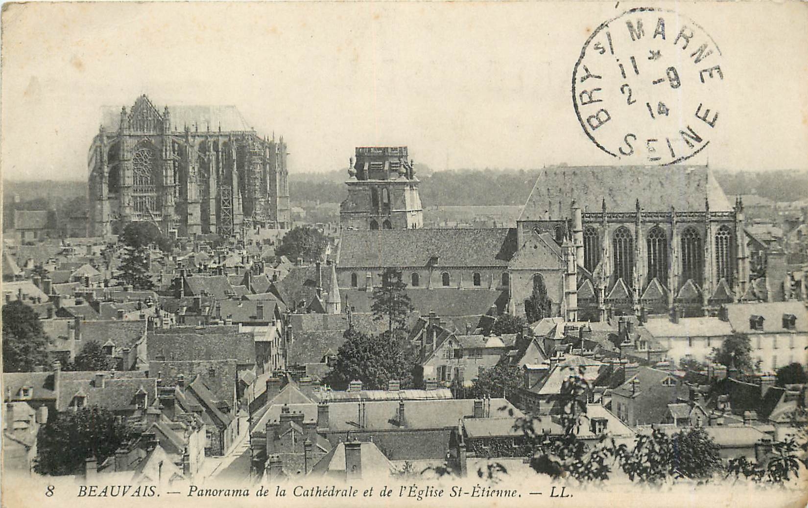 CPA Beauvais Panorama de la Cathedrale et de l'Eglise St Etienne 