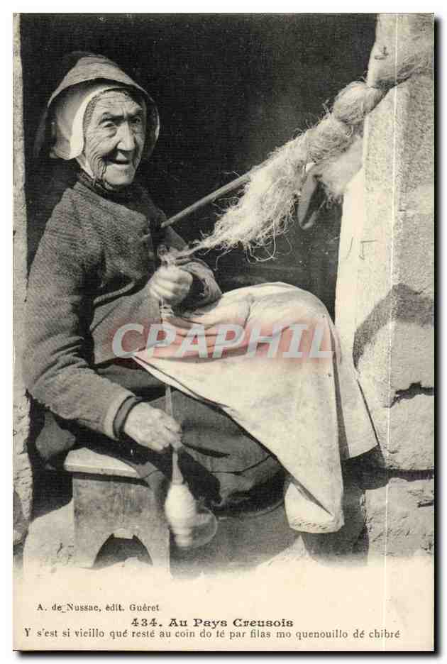 CPA Folklore Costume Au pays Creusois Y s'est vieillo que reste au coin di te ar filas Fileuse TOP