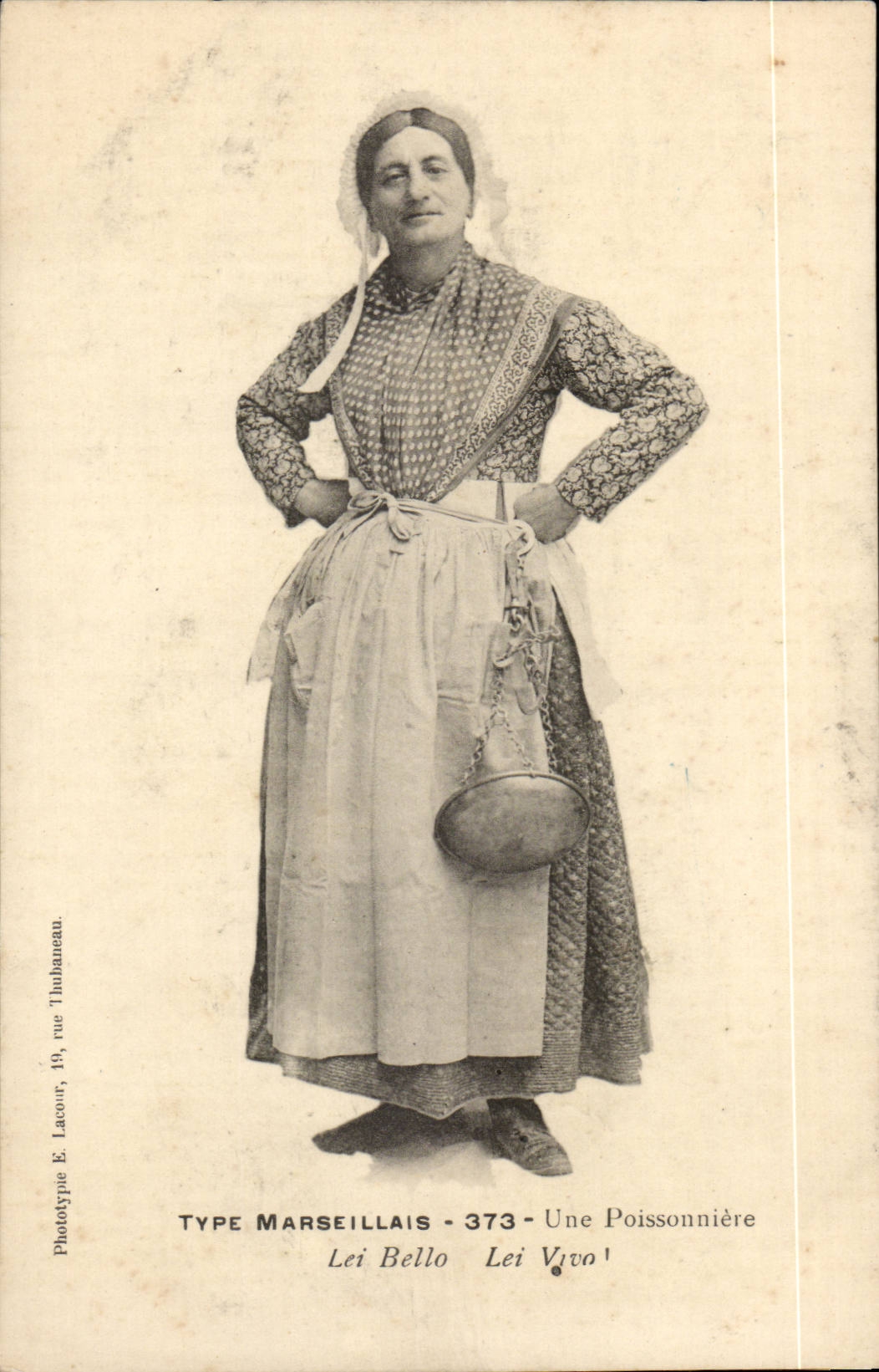CPA Folklore Costume Type Marseillais Une poissonniere Lei Bello Lei Vivo (Marseille)
