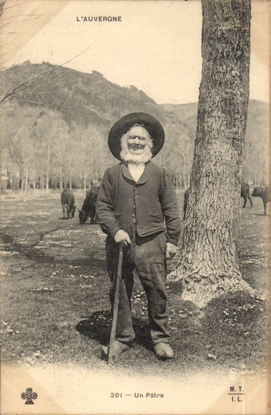 CPA Folklore Costume L'auvergne CPA Un patre TOP
