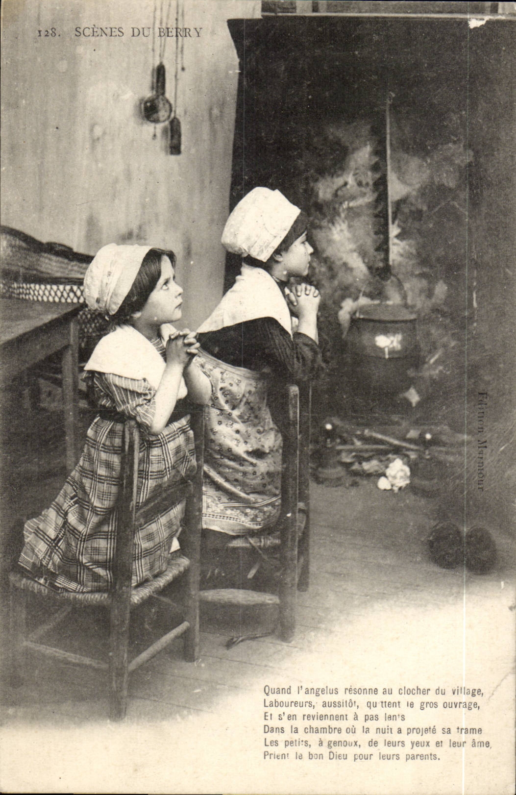CPA Folklore Costume Scenes du Berry Quand l'angelus resonne au clocher (enfants)
