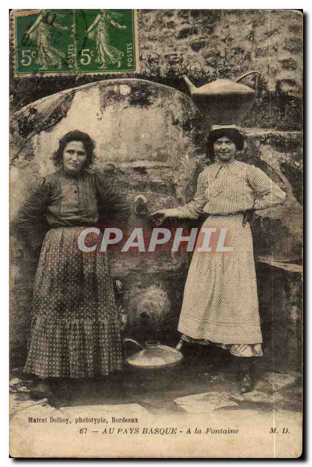 CPA Folklore Costume Au pays basque A la fontaine TOP