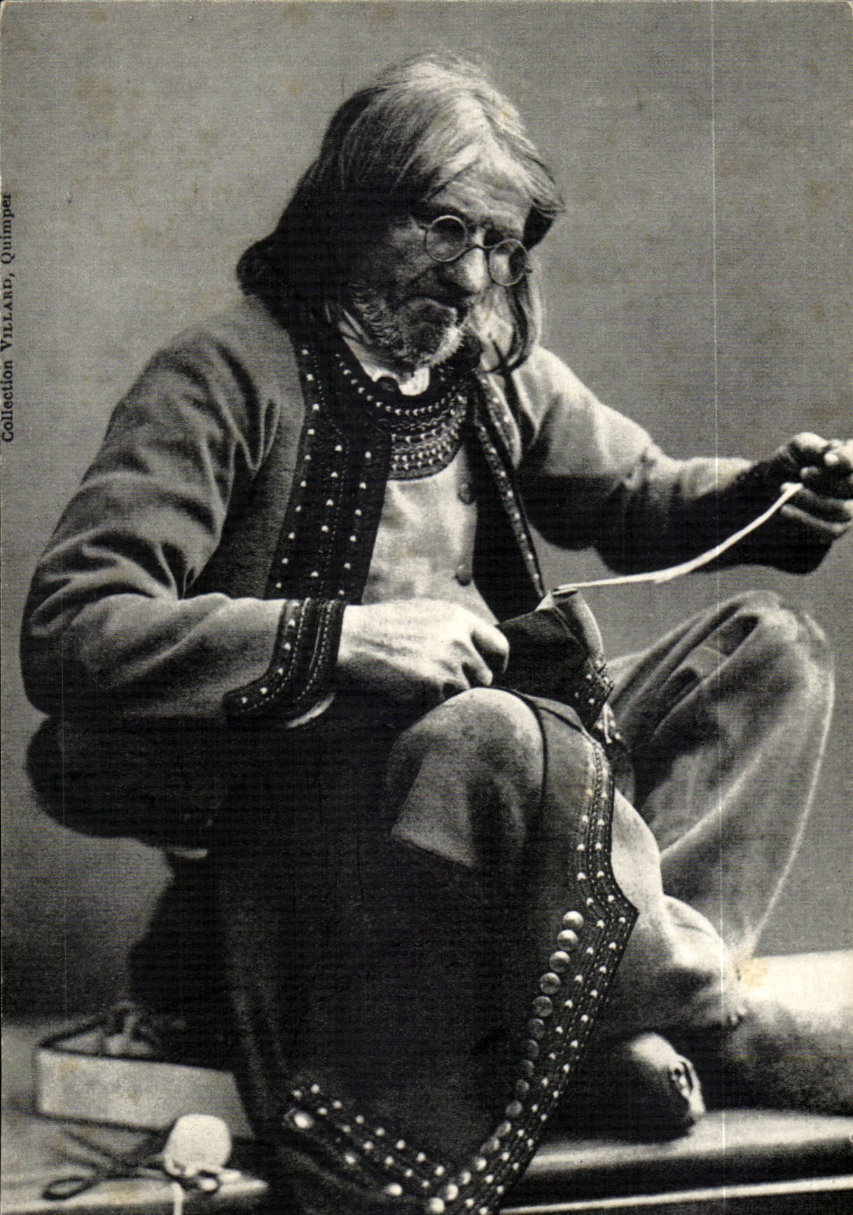 CPM Folklore Costume La Bretagne d'autrefois Le vieux tailleur au travail 