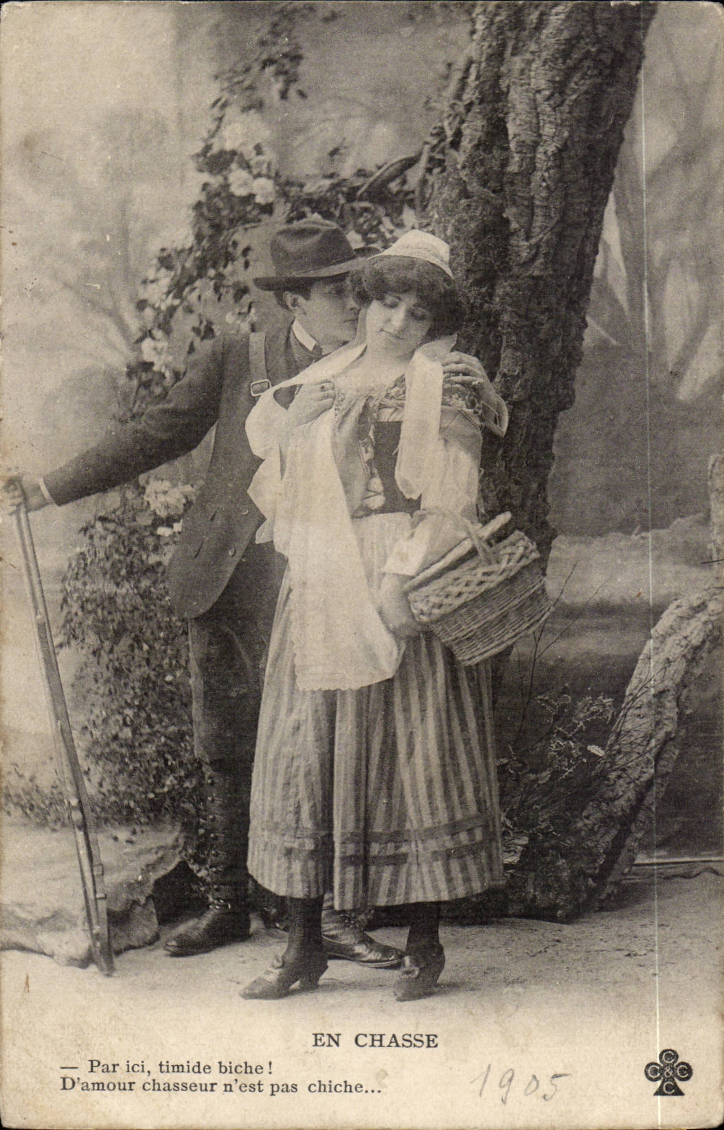 CPA Costume Folklore En chasse (couple) Par ici timide biche 