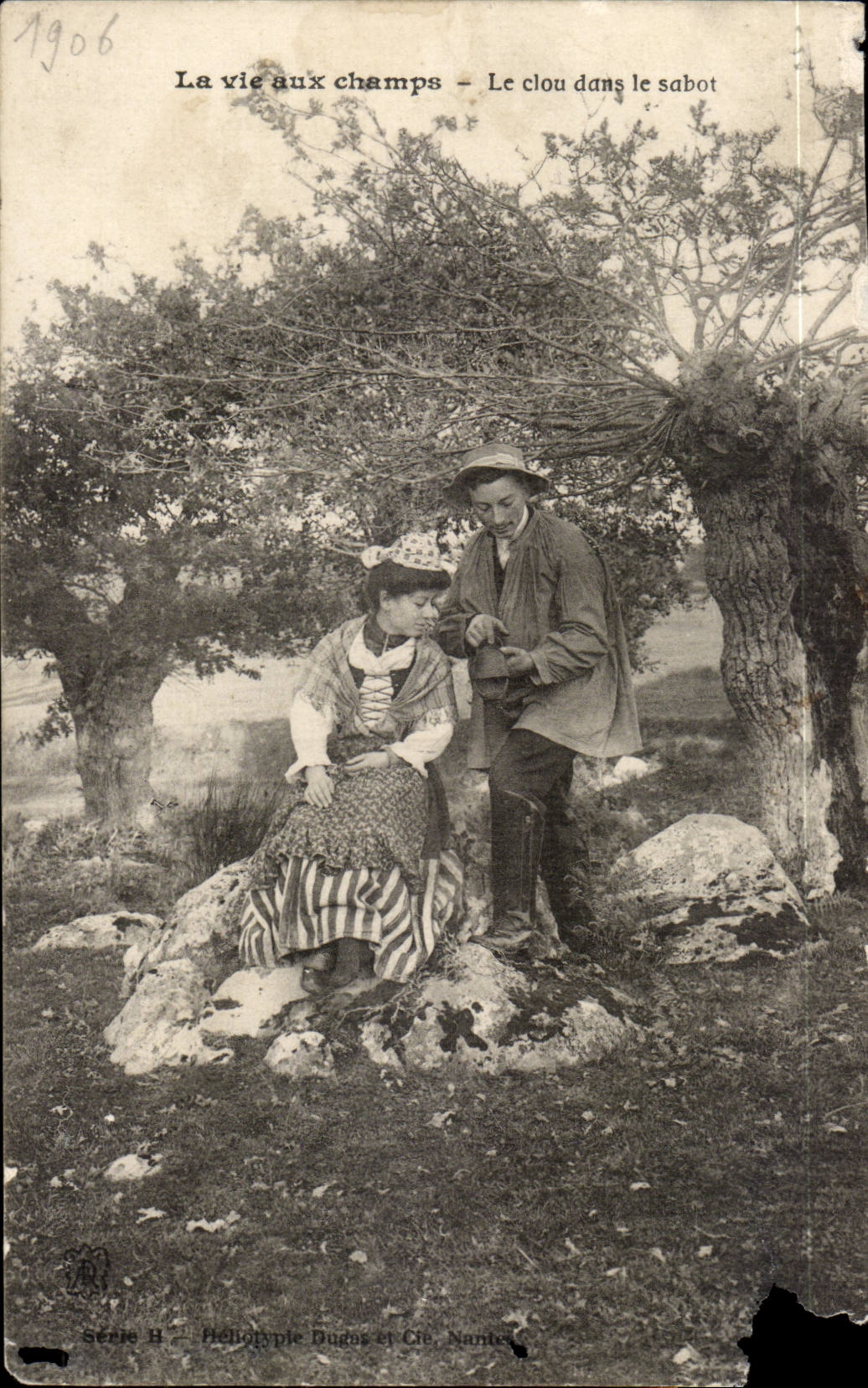 CPA Costume Folklore La vie aux champs Le clou dans le sabot 