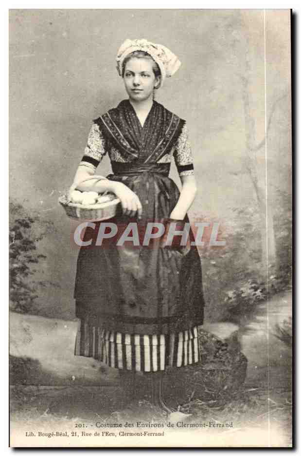 CPA Costume Folklore Costume des environs de Clermont Ferrand