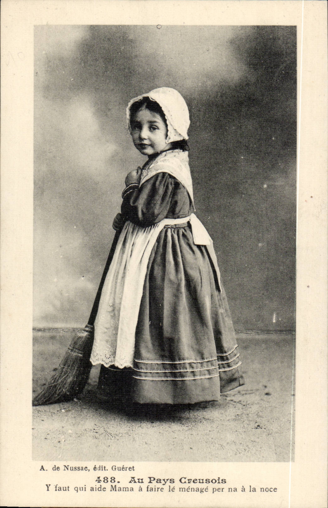 CPA Costume Folklore Au pays Creusois Y faut qui aide Mama a faire le menage per na (enfant)