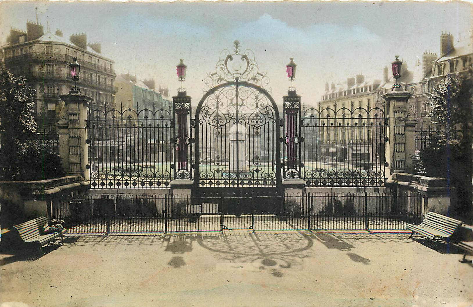 CPM Dijon Les grilles de l'entrée du Jardin Darcy