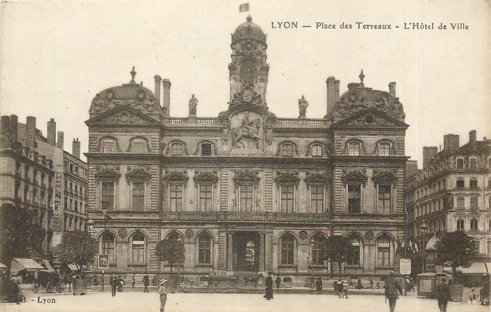 CPA LYON Place des terreaux - L'Hotel de vile