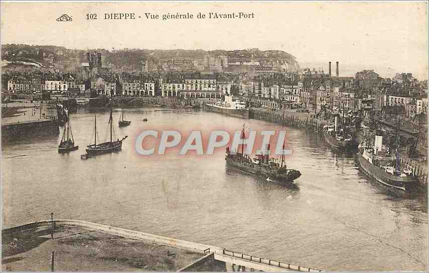 CPA Dieppe vue generale de l'avant port Bateaux