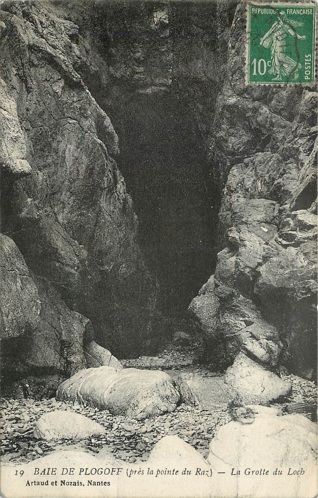 CPA Baie de Plogoff pres la Pointe du Graz La Grotte du Loch 
