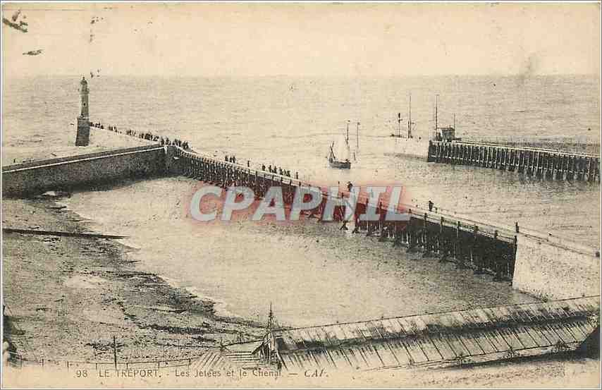 CPA Le Treport Les Jetees et le Chenal  Phare